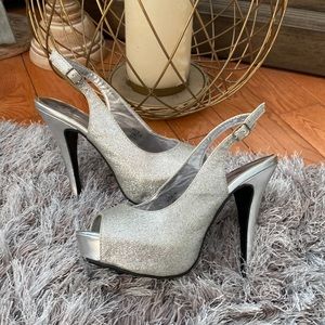 Open toe High Heels. Silver glitter. Buckle strap. Size 7